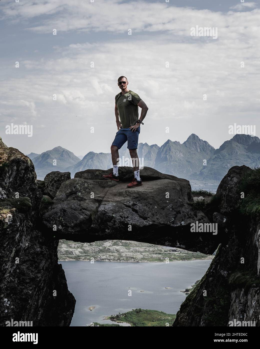 Homme debout sur un rocher à Devil Gate, Norvège Banque D'Images