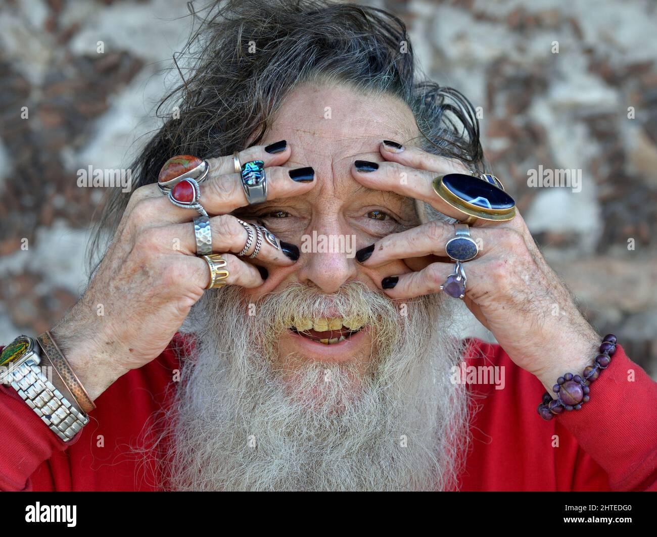 L'homme caucasien âgé montre ses yeux et exprime une alternative optimiste de voir-le-positif à la négative de voir-pas-le-mal des trois singes sages. Banque D'Images