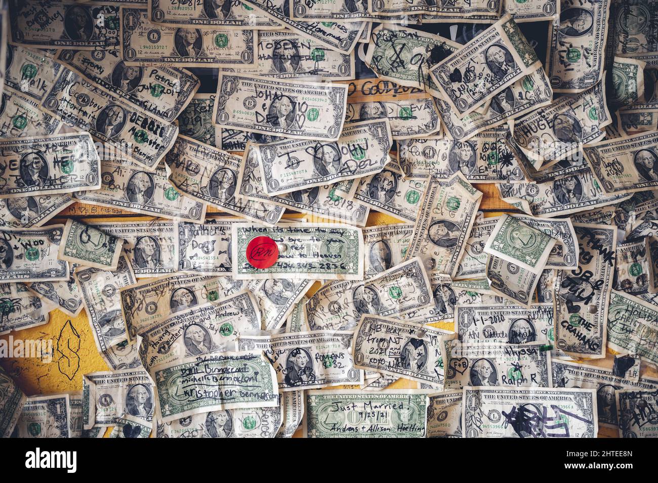 Gros plan d'un stand avec des billets d'un dollar chacun avec une inscription différente Banque D'Images