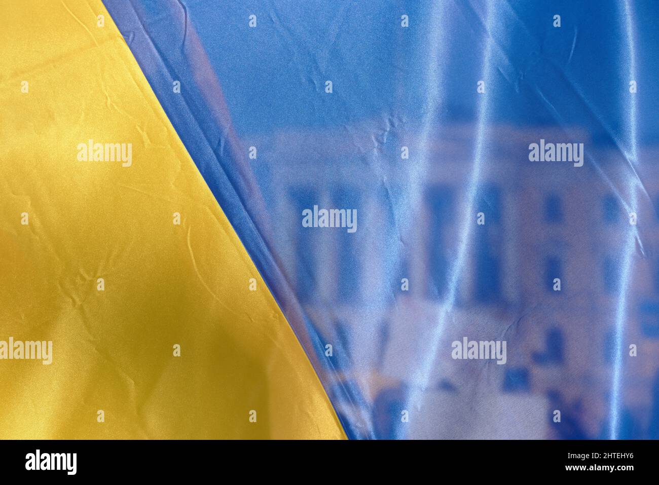 Helsinki, Finlande - le 26 février 2022 : le Palais du gouvernement finlandais derrière un drapeau national ukrainien bleu et jaune dans un rassemblement contre le mili russe Banque D'Images