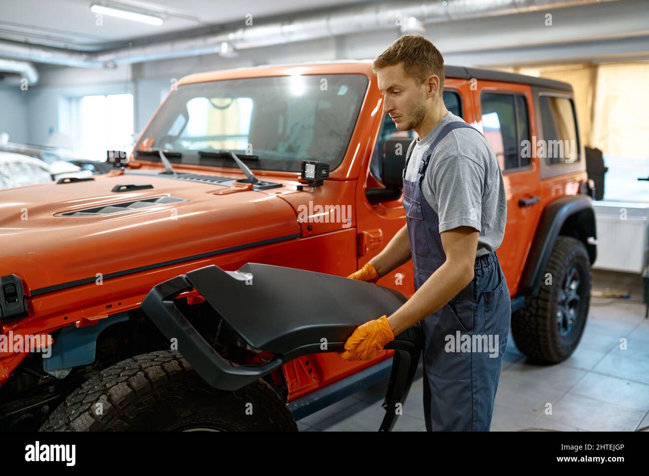 Technicien travaillant sur le réglage de la voiture dans le garage Banque D'Images
