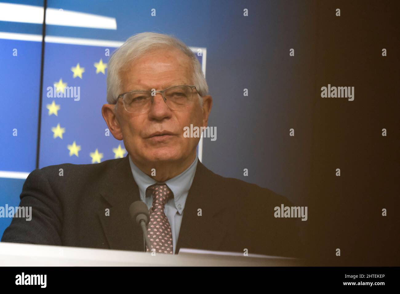 Bruxelles, Belgique. 28th févr. 2022. Josep Borrell, Haut représentant de l'Union européenne pour les affaires étrangères et la politique de sécurité, s'adresse à la presse à l'issue d'une vidéo-conférence informelle des ministres des affaires étrangères (défense) de l'UE au Conseil européen de Bruxelles, Belgique, le 28 2022 février. Crédit: ALEXANDROS MICHAILIDIS/Alamy Live News Banque D'Images