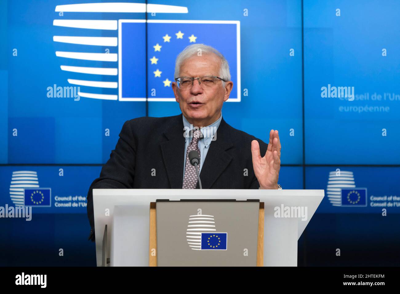 Bruxelles, Belgique. 28th févr. 2022. Josep Borrell, Haut représentant de l'Union européenne pour les affaires étrangères et la politique de sécurité, s'adresse à la presse à l'issue d'une vidéo-conférence informelle des ministres des affaires étrangères (défense) de l'UE au Conseil européen de Bruxelles, Belgique, le 28 2022 février. Crédit: ALEXANDROS MICHAILIDIS/Alamy Live News Banque D'Images