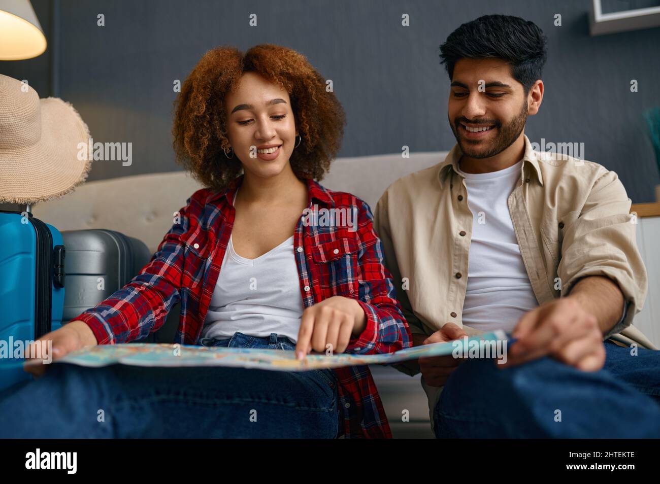 Couple planifiant une lune de miel avec carte Banque D'Images