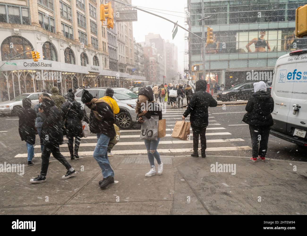Les clients du quartier de Soho à New York lors d'un court mais intense enneigement le samedi 19 février. 2022. Des rafales de vent jusqu'à 50mph samedi soir sont prévues avec des températures dans les années 20 basses. (© Richard B. Levine) Banque D'Images