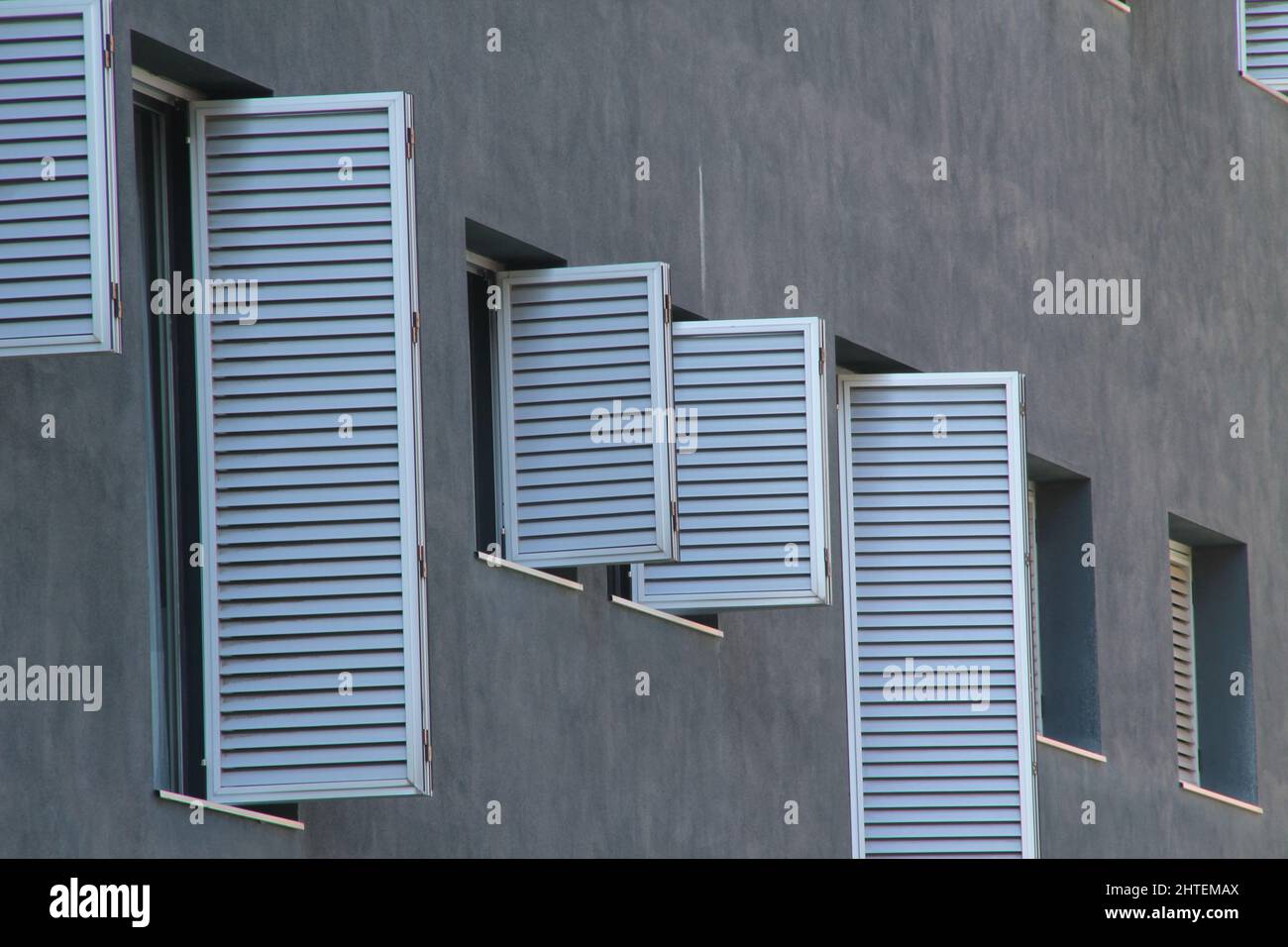 Vue sur les volets de fenêtre du bâtiment gris Banque D'Images
