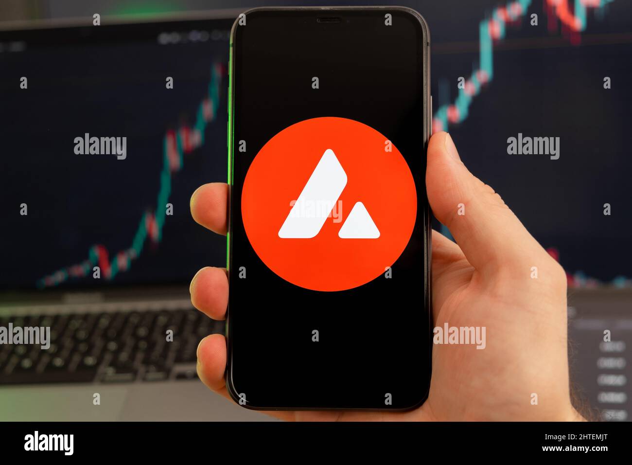 Avalanche AVAX application de l'analyse du marché des actions de crypto-monnaie sur l'écran de téléphone mobile dans les mains de l'homme et de la croissance des données de trading de cartes sur le fond, février 2022, San Francisco, USA. Banque D'Images