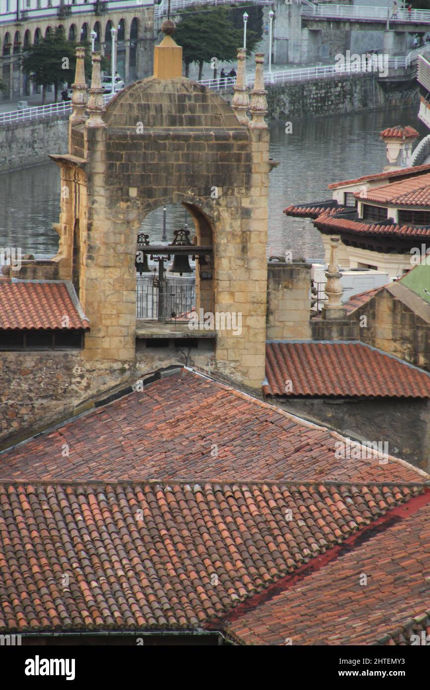 Une photo verticale d'un ancien toit d'église Banque D'Images