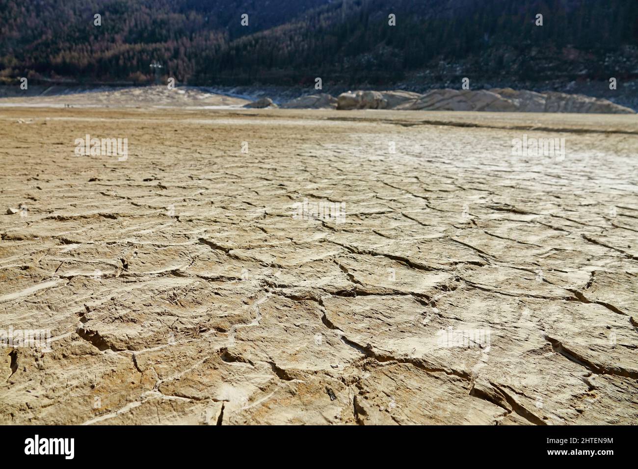 Changement climatique. Grand lac de montagne complètement drainé par la sécheresse. Ceresole Reale, Italie - février 2022 Banque D'Images