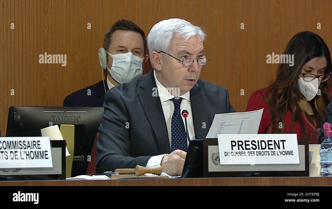 Genève. 28th févr. 2022. Cette image tirée d'un écran montre Federico Villegas, président du Conseil des droits de l'homme des Nations Unies, annonçant les résultats du vote sur un débat d'urgence à l'ouverture de la session 49th du Conseil des droits de l'homme des Nations Unies (CDH), tenue à l'Office des Nations Unies à Genève, en Suisse, le 28 février 2022. La session en cours de 49th du Conseil des droits de l'homme a décidé de tenir un débat d'urgence sur la situation en Ukraine plus tard cette semaine. Credit: Xinhua/Alay Live News Banque D'Images