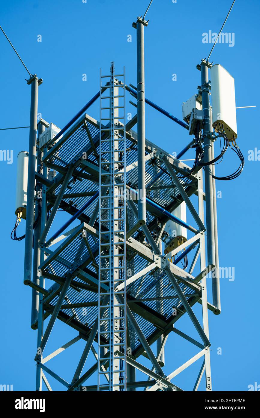 Tour en béton de télécommunication avec antennes.LTE, GSM, 2G, 3G, 4G,5G tour de communication cellulaire Banque D'Images