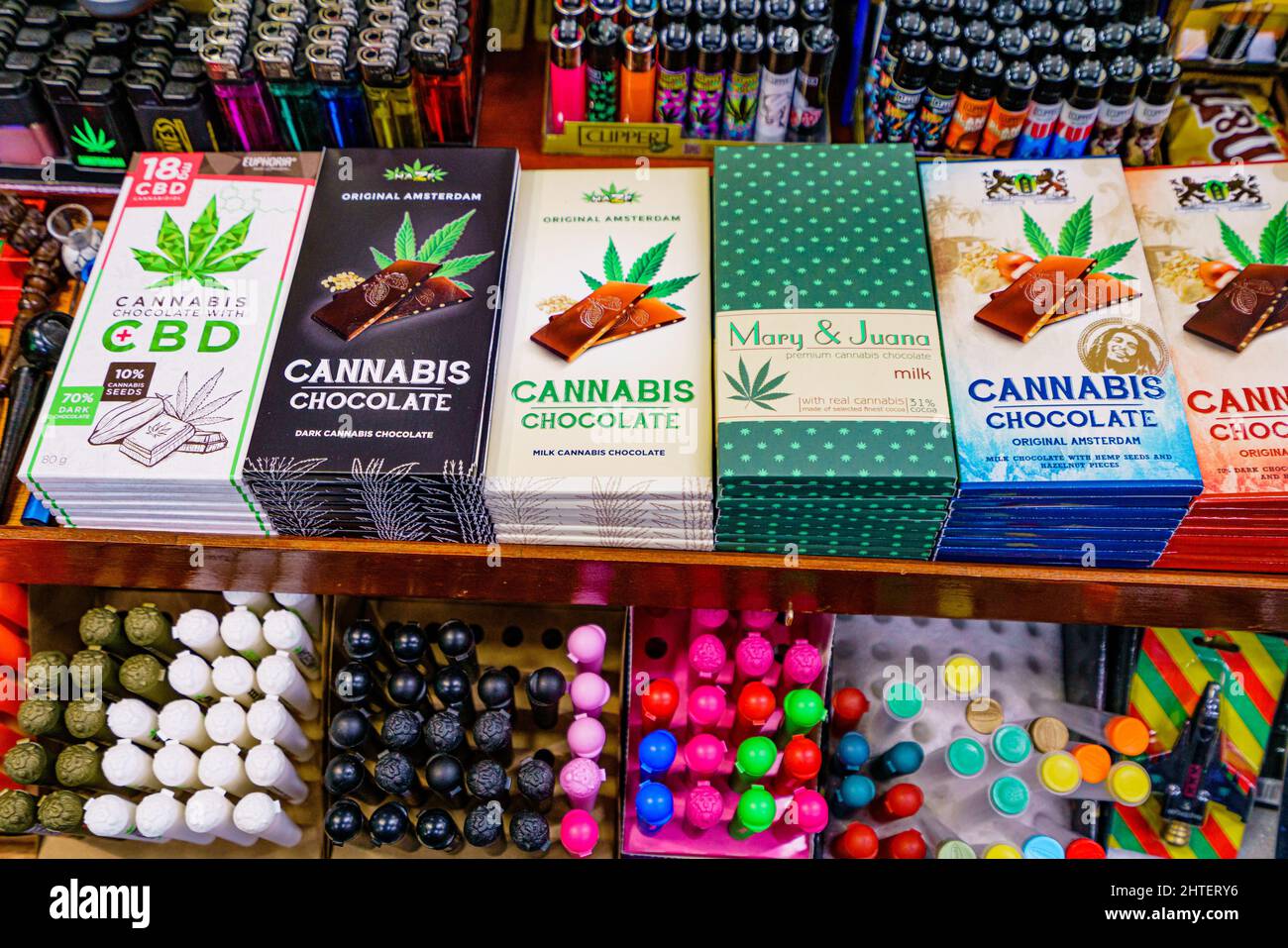 Amsterdam, pays-Bas - 16 novembre 2021 : équipement pour fumer du cannabis en vente en magasin.L'usage récréatif de cannabis est autorisé dans certains pays mais Banque D'Images