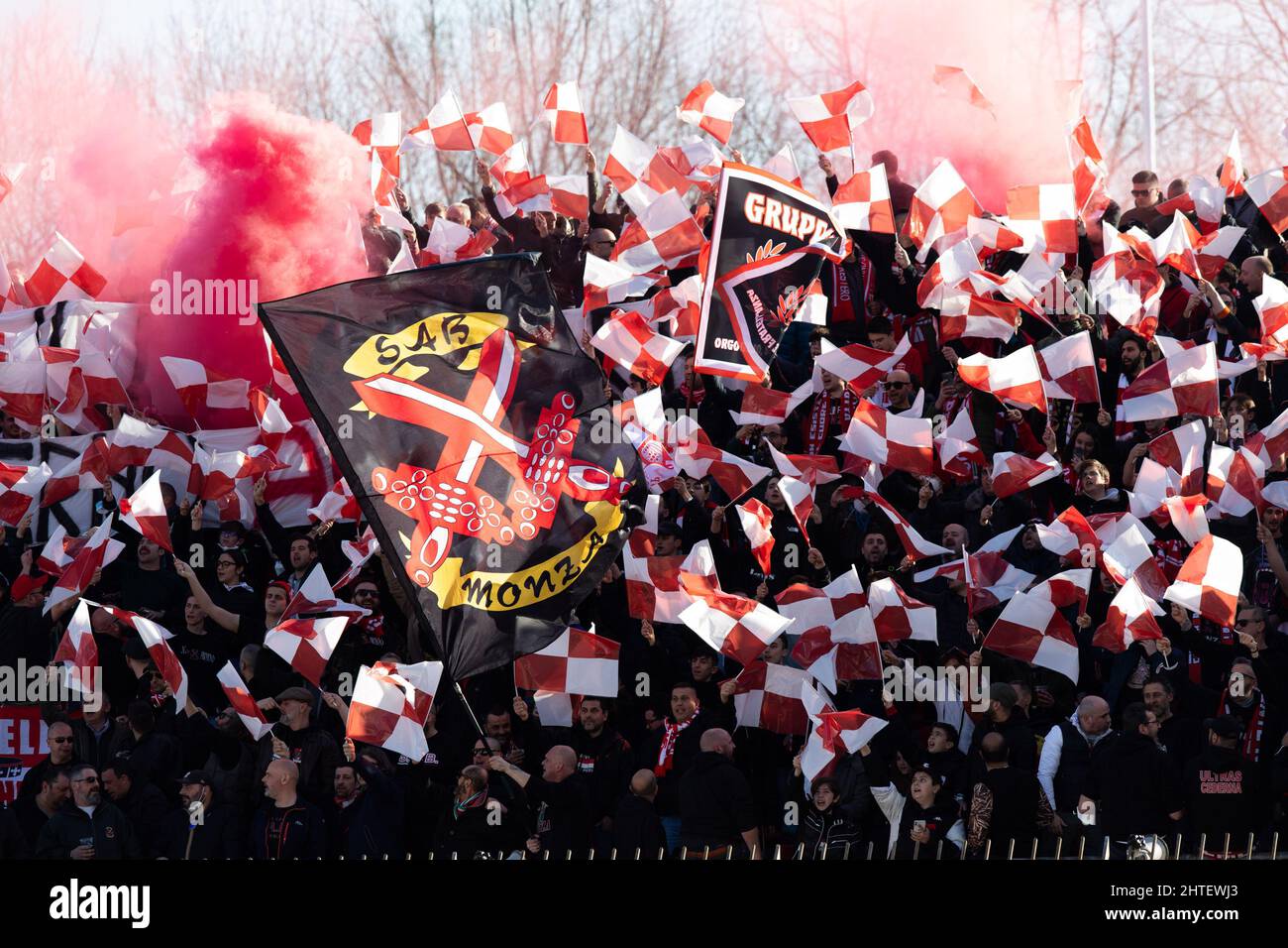 Monza fans lors du match de la série B entre Monza et Lecce au stade U Power le 27 février 2022 à Monza, en Italie. Banque D'Images