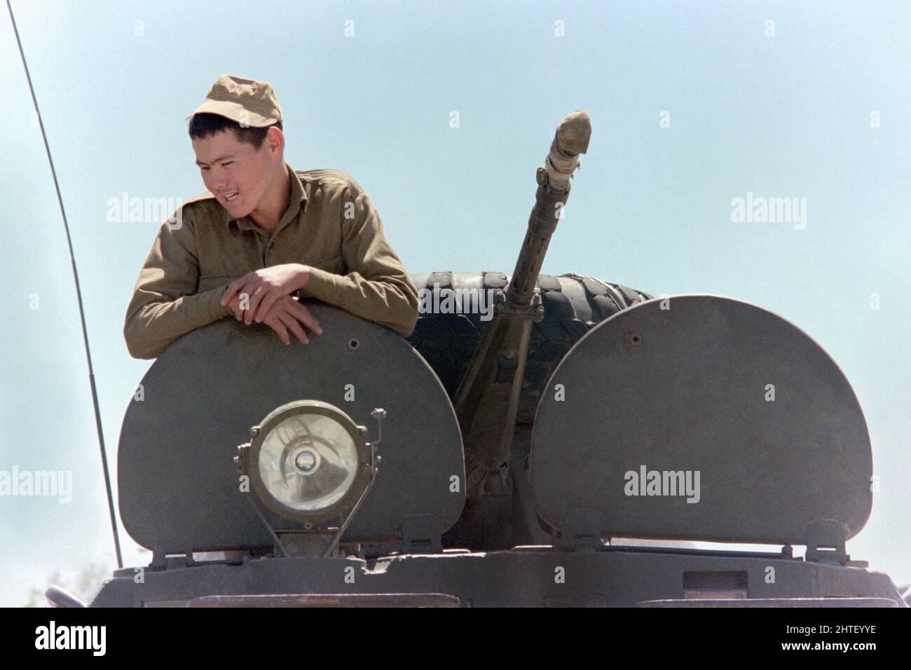 KABOUL, AFGHANISTAN. 27th avril 1988. Des soldats ouzbèkes soviétiques gardent le poste de garde sur Un BTR-80 à l'extérieur d'une résidence pour citoyens soviétiques dans le district de Mircrorayon, le 27 avril 1988 à Kaboul, en Afghanistan. L'armée soviétique commencera à se retirer d'Afghanistan le 15th mai. Banque D'Images
