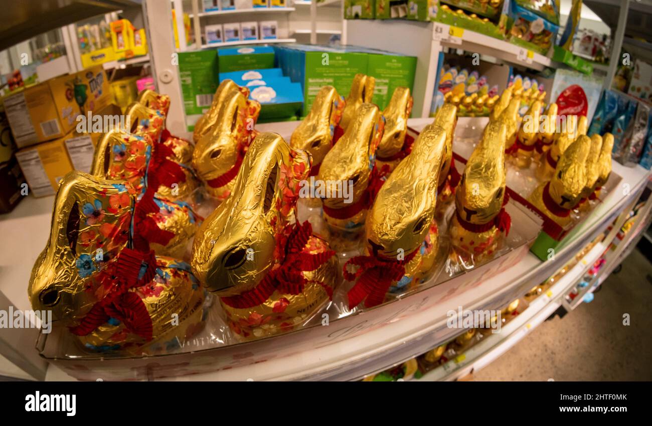 Une armée de lapins de Pâques au chocolat de marque Lindt exposés dans un  magasin à New York le dimanche 20 février 2022. Pâques arrive le 17 avril.  (© Richard B. Levine Photo Stock - Alamy
