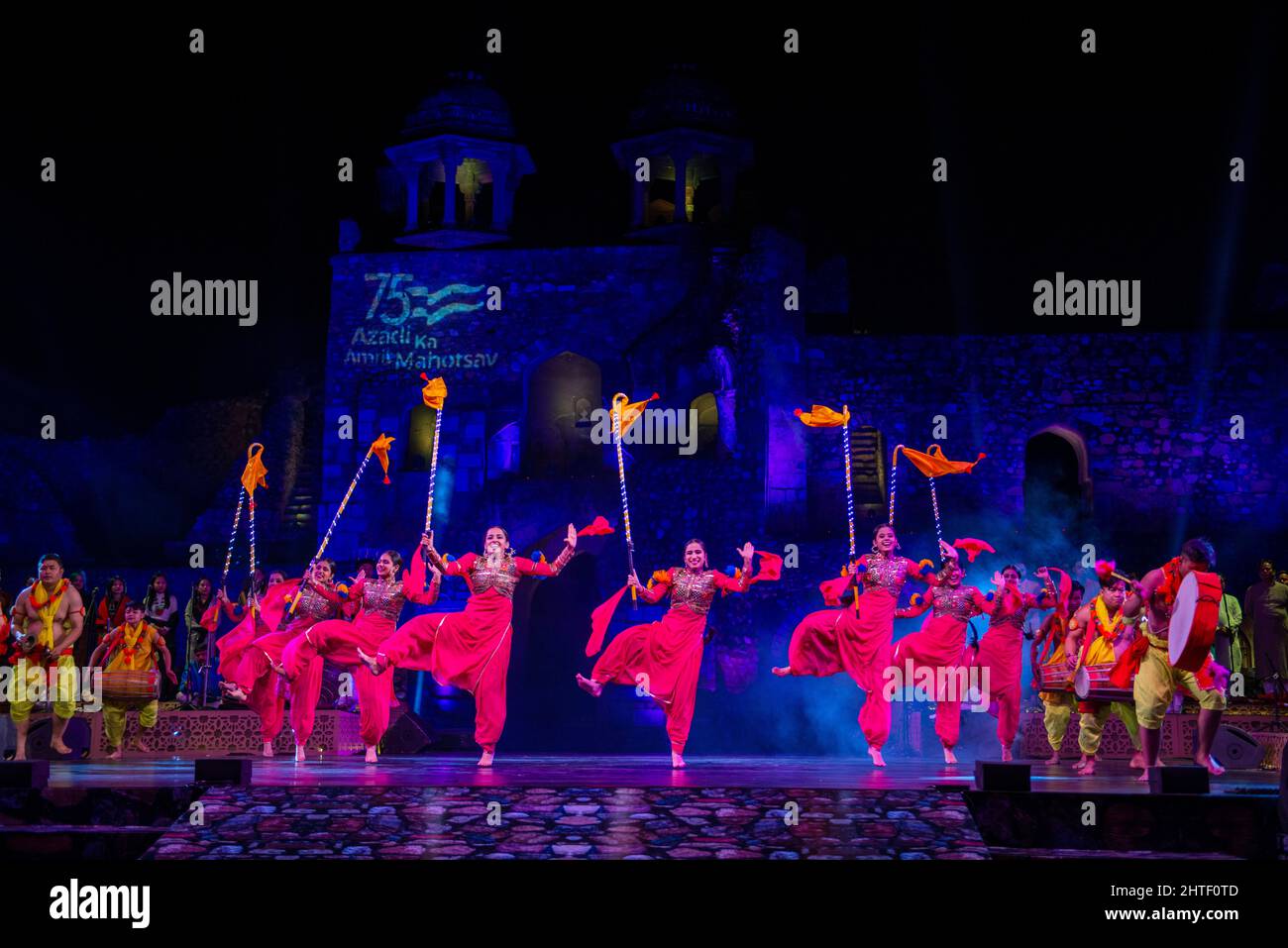 New Delhi, Inde. 27th févr. 2022. Les filles exécutent la danse bhangra pendant la célébration.l'événement est organisé par le Conseil indien des relations culturelles et le Ministère des Affaires extérieures. Azadi Ka Amrit MahotSAV initiative du Gouvernement indien pour célébrer et commémorer 75 ans d'indépendance et la glorieuse histoire à Purana Qila (Vieux fort) New Delhi. (Photo de Pradeep Gaur/SOPA images/Sipa USA) crédit: SIPA USA/Alay Live News Banque D'Images