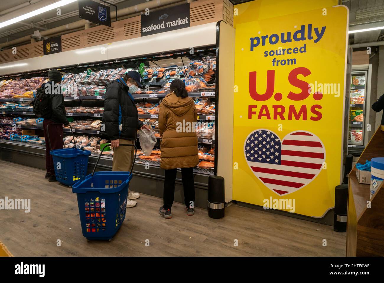 Les acheteurs assistent à l'inauguration officielle d'un supermarché Lidl à Harlem, New York, le mercredi 23 février 2022. On prévoit que les troubles mondiaux en Ukraine auront un effet sur les consommateurs en raison de leur réduction des dépenses. Les Américains rencontrent le taux d'inflation le plus élevé depuis 40 ans, car les dépenses de consommation ont chuté le mois dernier, le plus depuis février 2021. (© Richard B. Levine) Banque D'Images