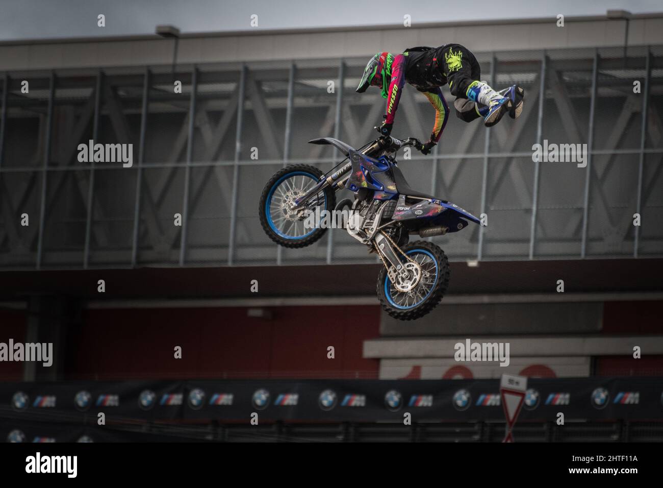 Des pilotes imprudents effectuent des tours acrobatiques dans les airs pendant le salon EICMA à Milan Banque D'Images