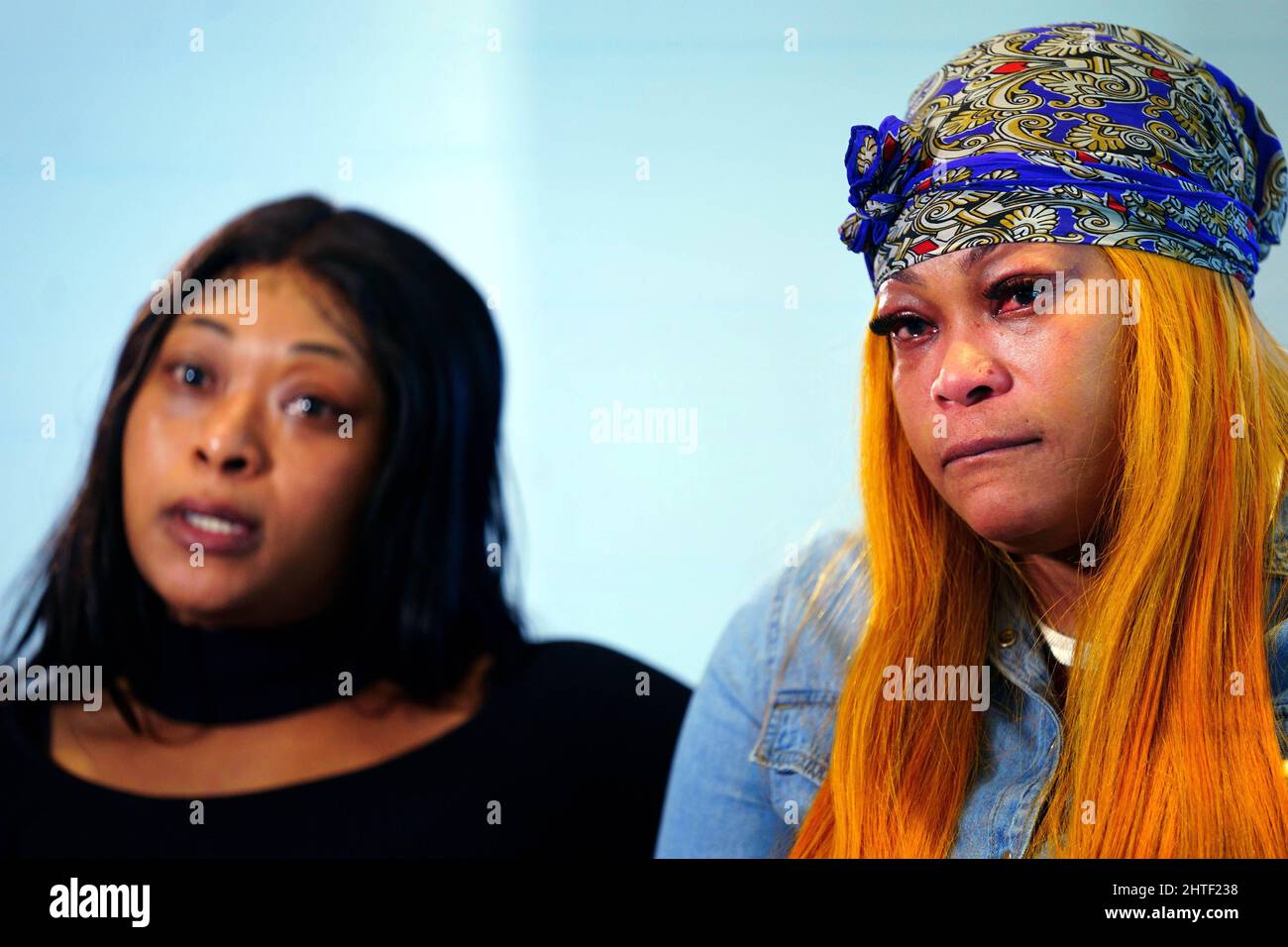 La sœur de Sasha Johnson, Shakira Williams (à gauche), et la mère Ellet  Dalling (à droite), à New Scotland Yard, Londres, ont parlé aux médias pour  la première fois depuis qu'elle a