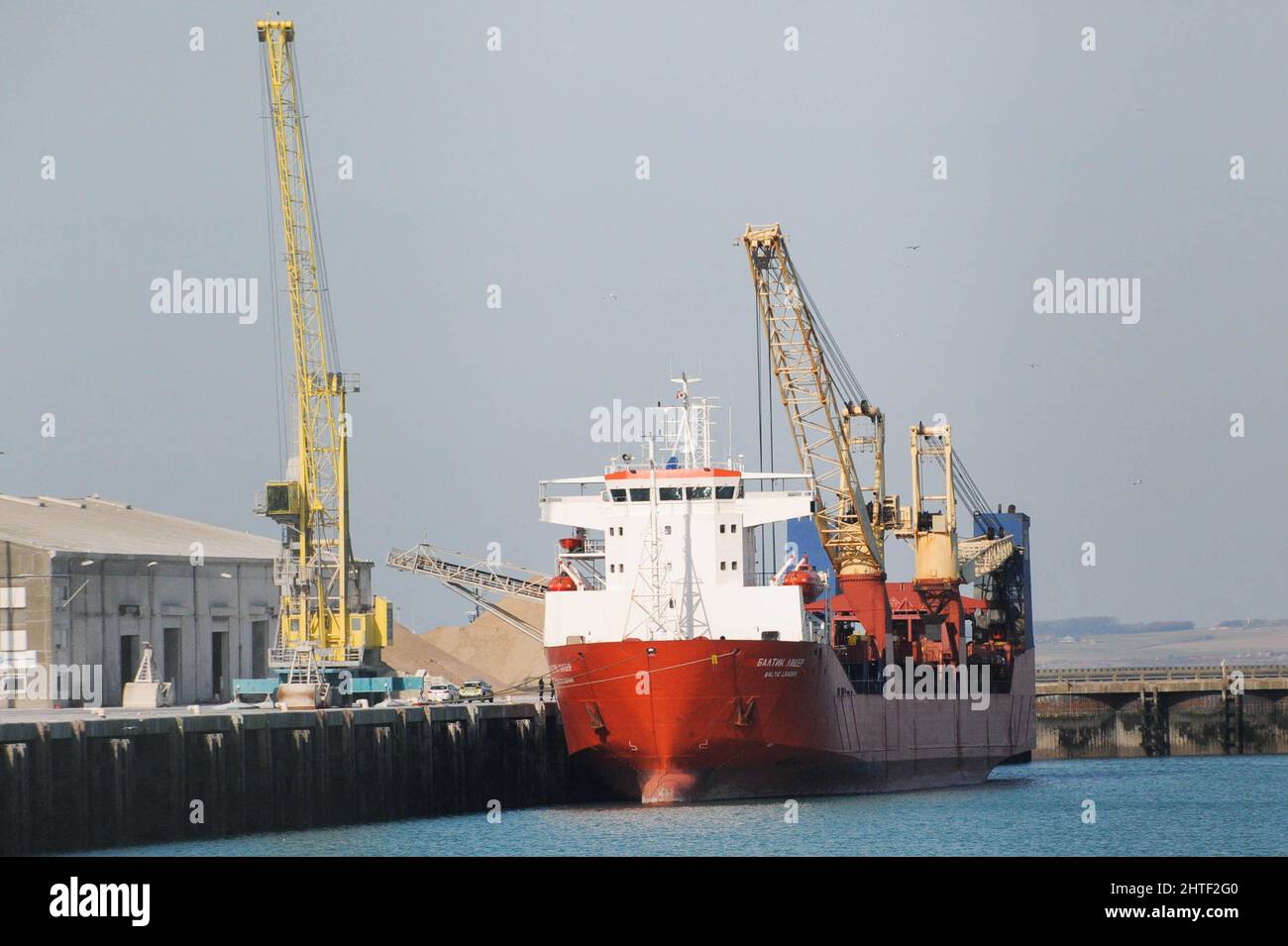 Le cargo russe Baltic leader, détenu dans la Manche, est amarré dans le port de Boulogne-sur-Mer, France, le 26 février 2022. La France a intercepté et a percuté un cargo battant pavillon russe suspecté de violer les sanctions imposées en raison de l'invasion de l'Ukraine. Le navire partit de Rouen, ville française du nord-ouest, à Saint-Pétersbourg, en Russie, avec une cargaison de voitures neuves. Il est tenu au port de la Manche de Boulogne. Les médias d'État russes affirment que le navire appartient à une filiale d'une banque visée par les récentes sanctions de l'UE et des États-Unis. Photo de Christophe Forestier/ABACAPRESS Banque D'Images