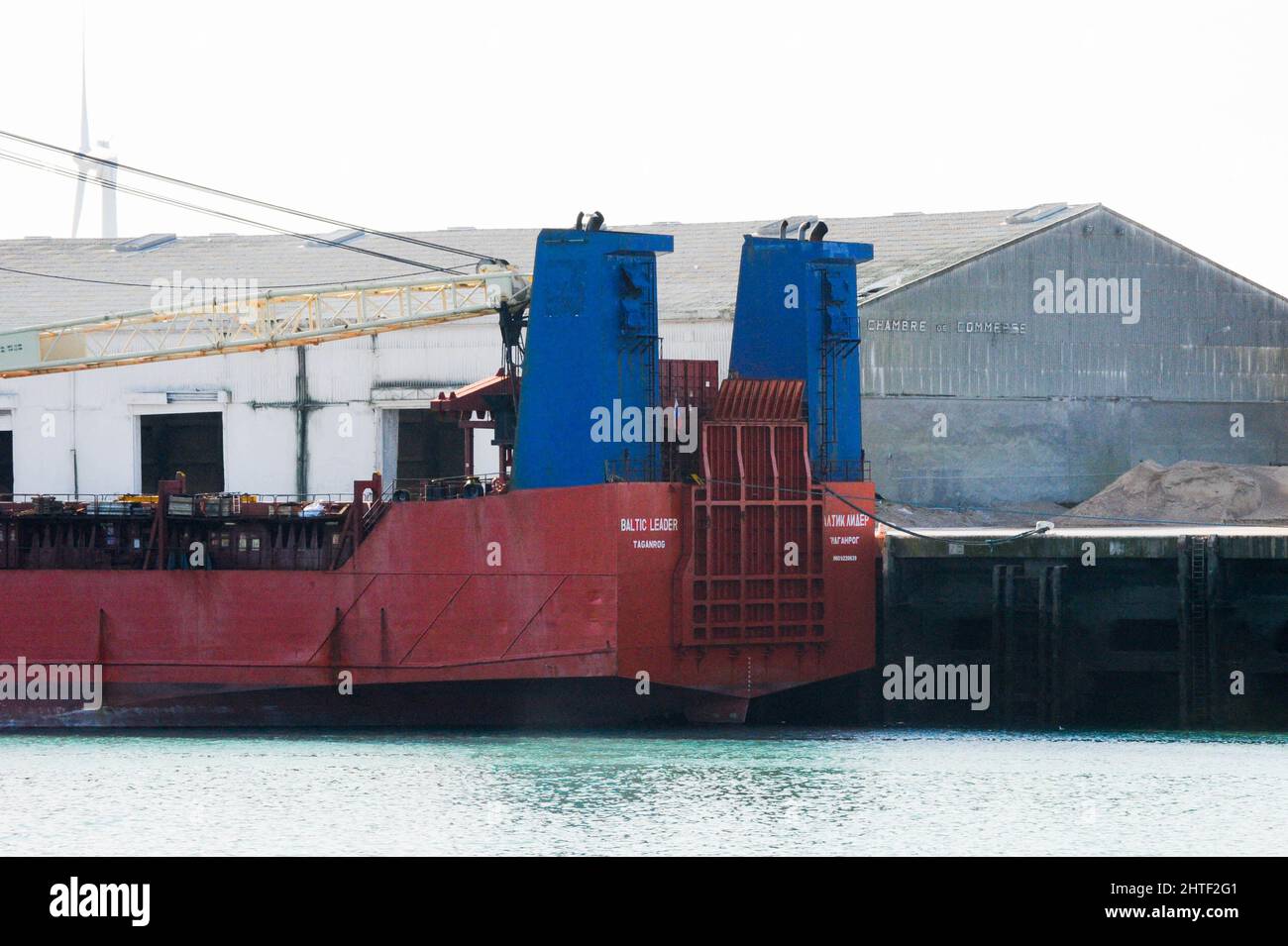Le cargo russe Baltic leader, détenu dans la Manche, est amarré dans le  port de Boulogne-sur-Mer, France, le 26 février 2022. La France a  intercepté et a percuté un cargo battant pavillon