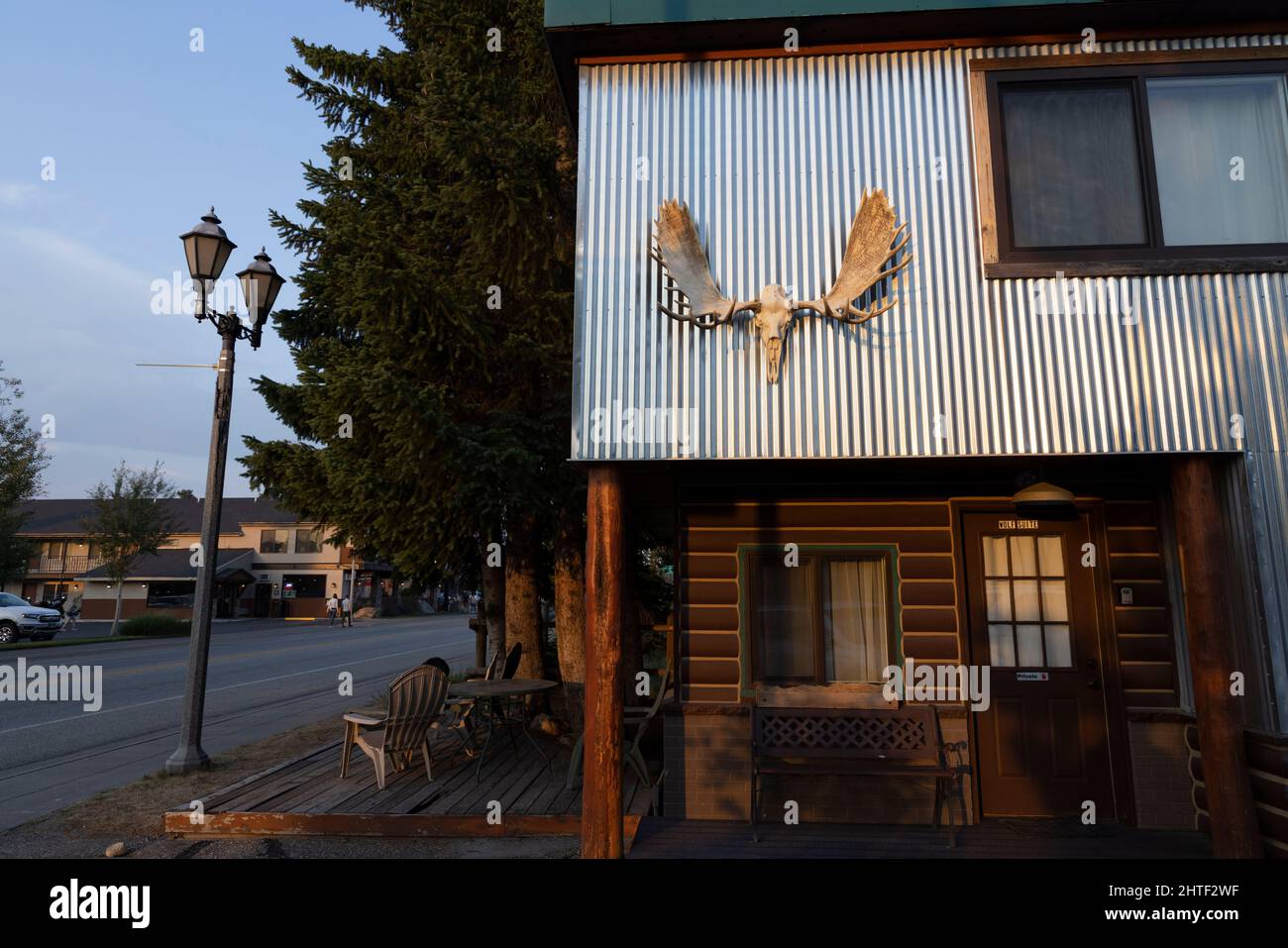 Moose antilers devant un hôtel à West Yellowstone, Montana. Banque D'Images