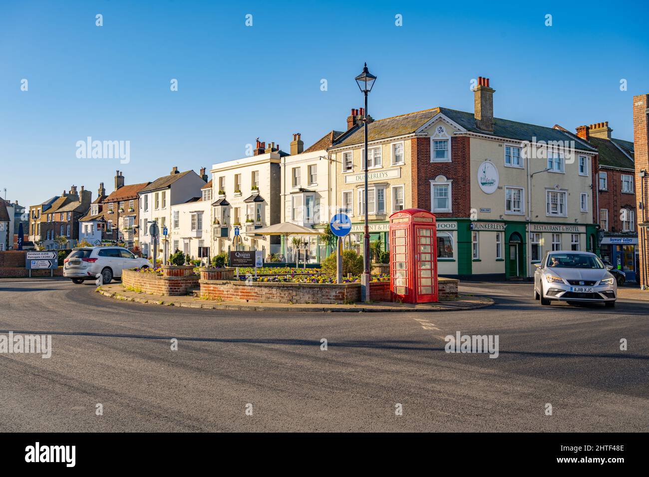La boîte de téléphone unique sur un rond-point de circulation à Deal Kent Banque D'Images