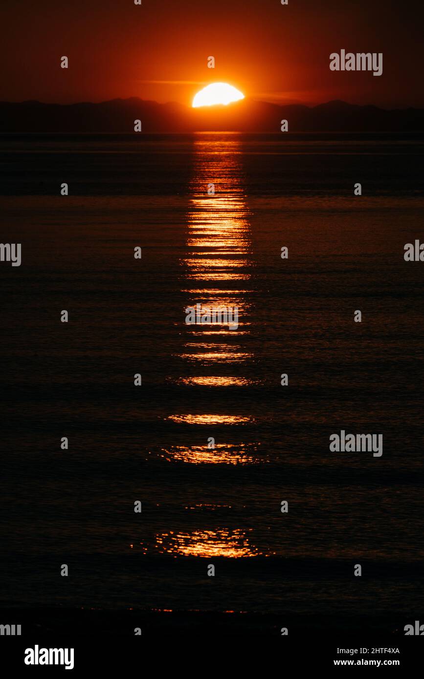 Coucher de soleil rouge foncé depuis l'île de Whidbey dans l'État de Washington Banque D'Images