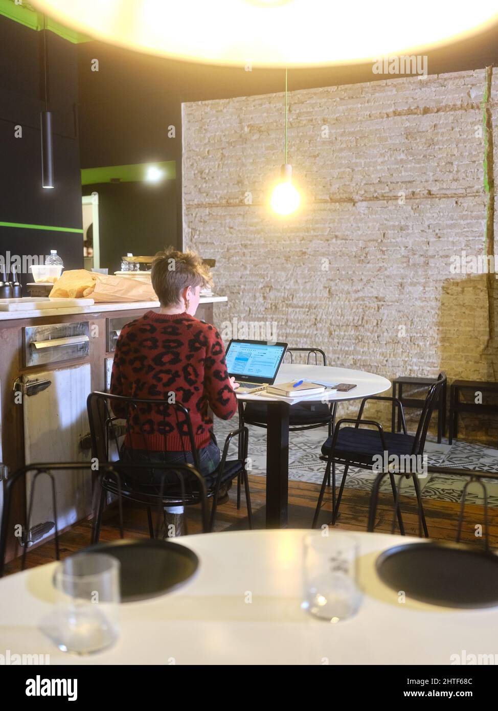 Photo verticale d'une femme de direction travaillant avec un ordinateur portable dans un restaurant Banque D'Images
