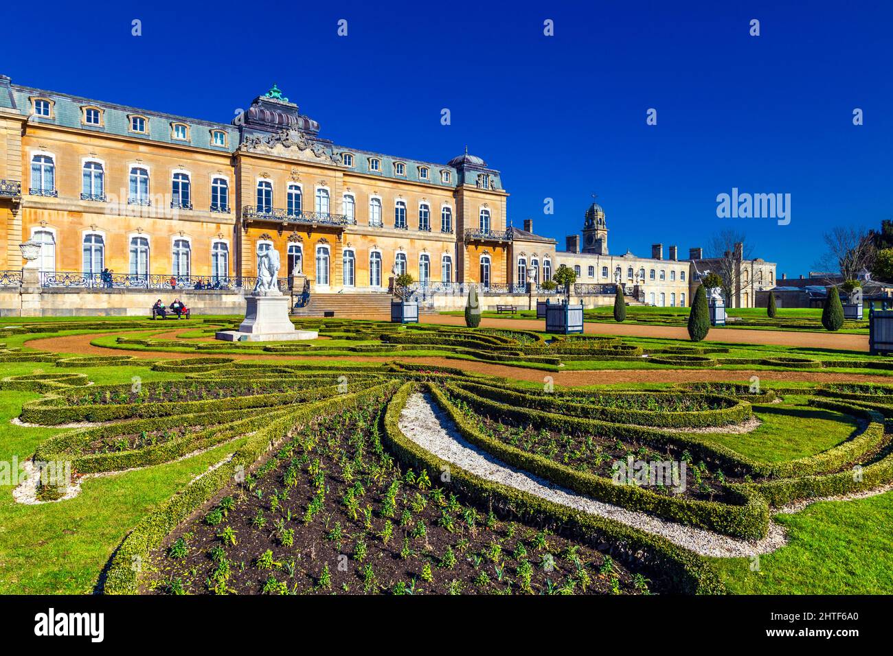 Extérieur du manoir du début du 18th siècle Wrest House et topiaire du jardin français du parterre, Wrest Park, Bedfordshire, Royaume-Uni Banque D'Images