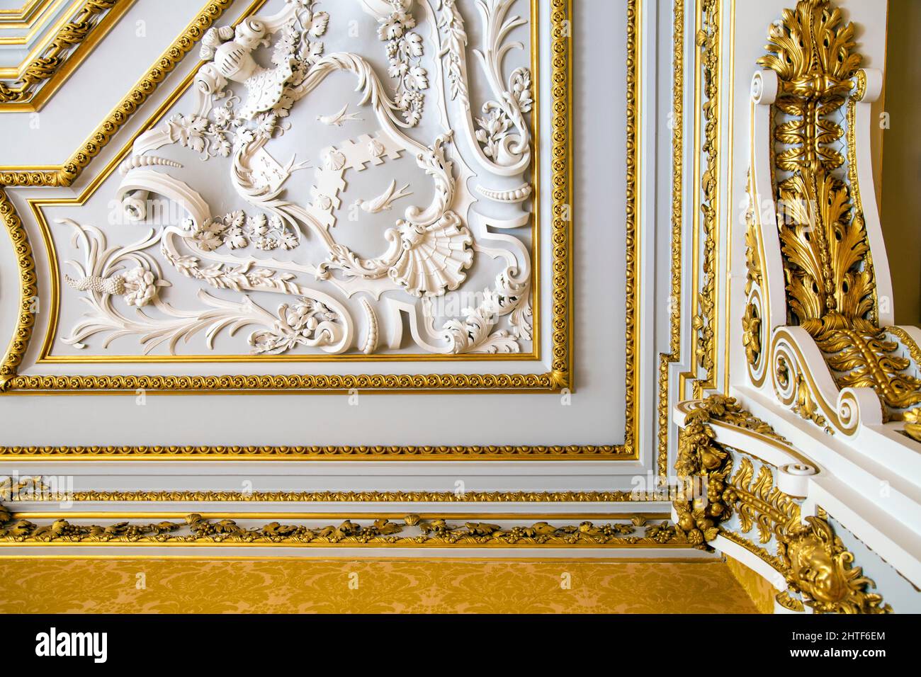 Plafond en plâtre blanc et or orné à la salle à manger de style français rococo Renaissance à Wrest House, Wrest Park, Bedfordshire, Royaume-Uni Banque D'Images