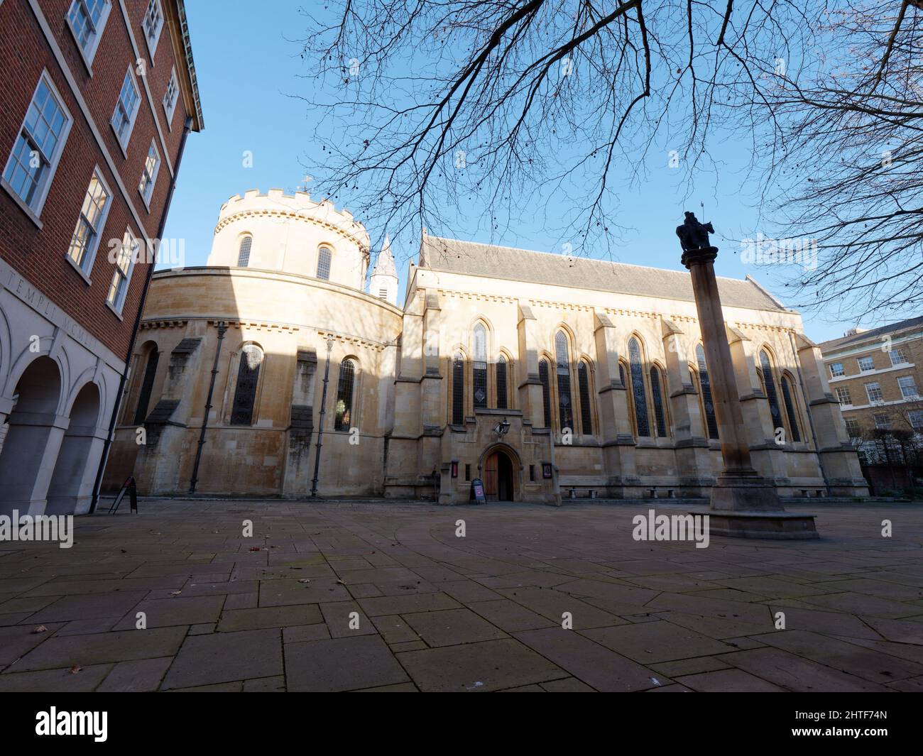 Londres, Grand Londres, Angleterre, janvier 05 2022 : vue latérale avec entrée de l'église du Temple construite par les Templiers. Banque D'Images