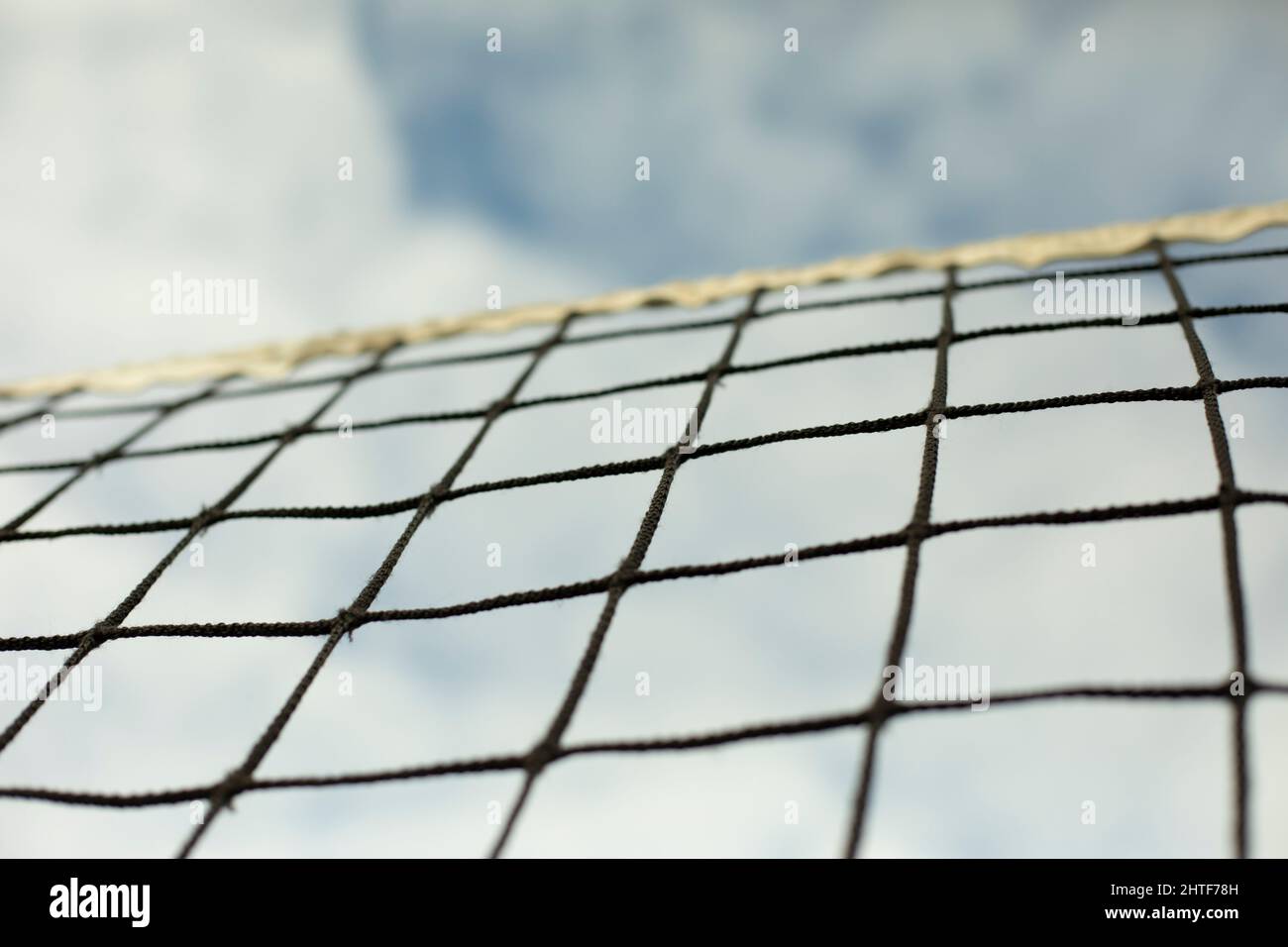 Filet de tennis. Grille contre ciel. Équipement sportif en détail. Banque D'Images