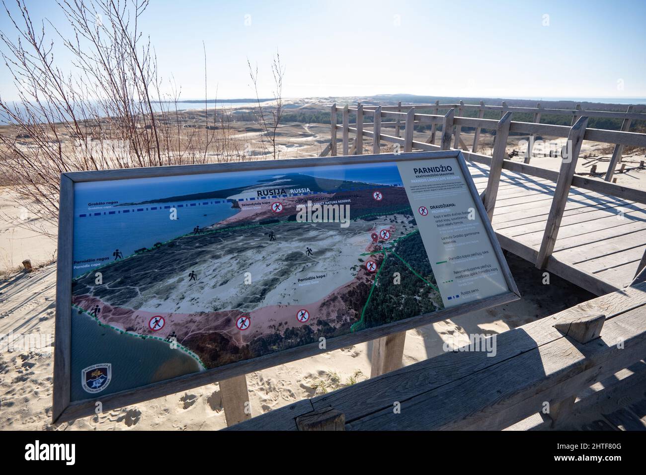 La dune Parnidis orientée vers le sud Frontière lituanienne/Kaliningrad sur l'Spit de Curonian. Kaliningrad est un oblast de la Russie et de ses voisins, la Lituanie, membre de l'OTAN. L'accès aux voyages à travers la frontière est limité depuis l'invasion russe de l'Ukraine. Photo: Garyroberts/worldwidefeatures.com Banque D'Images