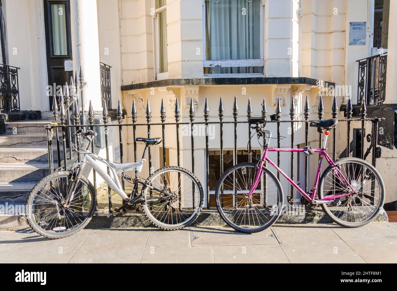 Des bicyclettes sont laissées contre des rails de fer dans une rue de Londres, au Royaume-Uni Banque D'Images