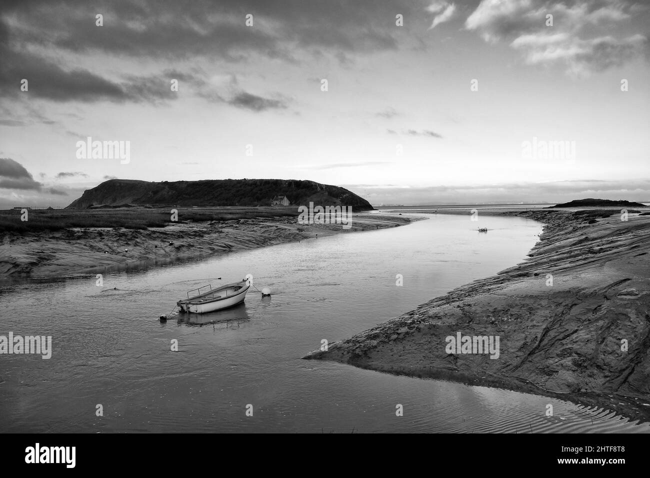 2022 janvier - matin calme avec quelques bateaux sur la plage en montée, près de Weston super Mare, dans le nord du Somerset, en Angleterre Banque D'Images
