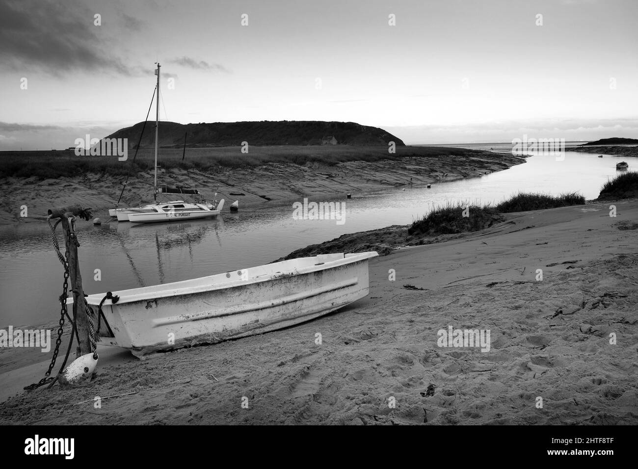 2022 janvier - matin calme avec quelques bateaux sur la plage en montée, près de Weston super Mare, dans le nord du Somerset, en Angleterre Banque D'Images