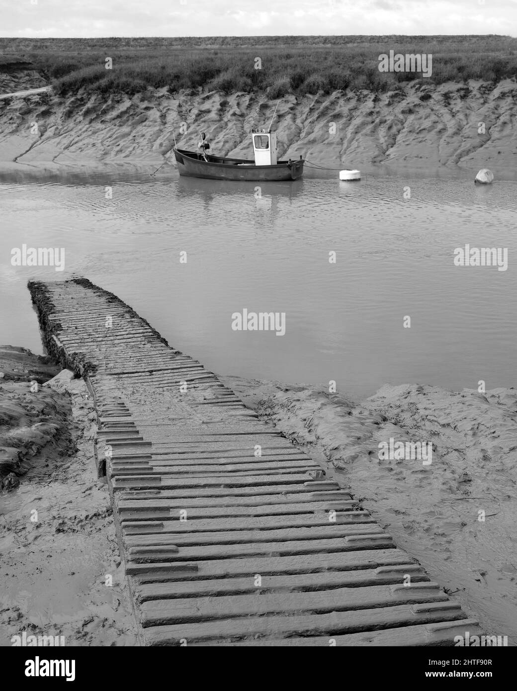 2022 janvier - matin calme avec quelques bateaux sur la plage en montée, près de Weston super Mare, dans le nord du Somerset, en Angleterre Banque D'Images