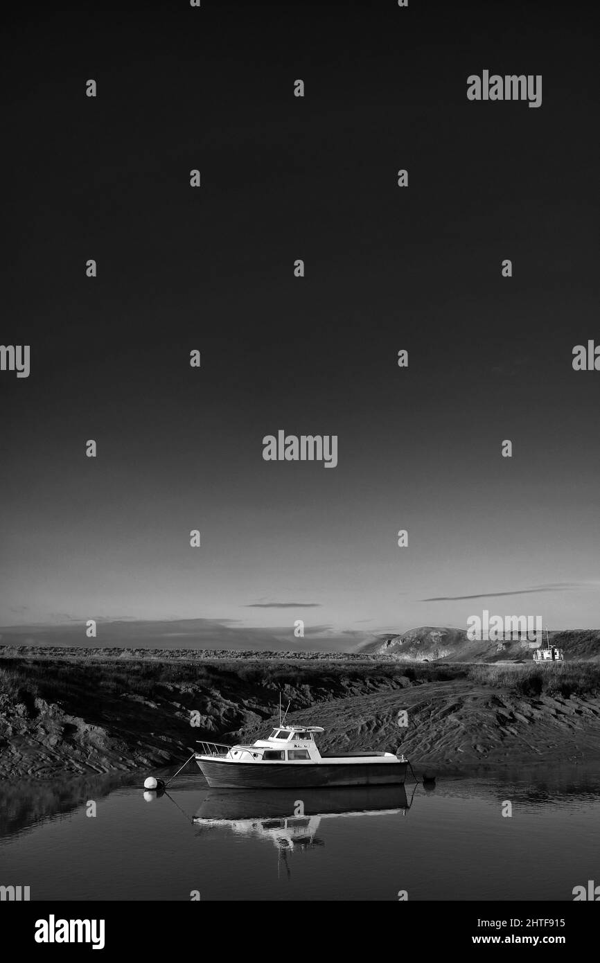 2022 janvier - matin calme avec quelques bateaux sur la plage en montée, près de Weston super Mare, dans le nord du Somerset, en Angleterre Banque D'Images