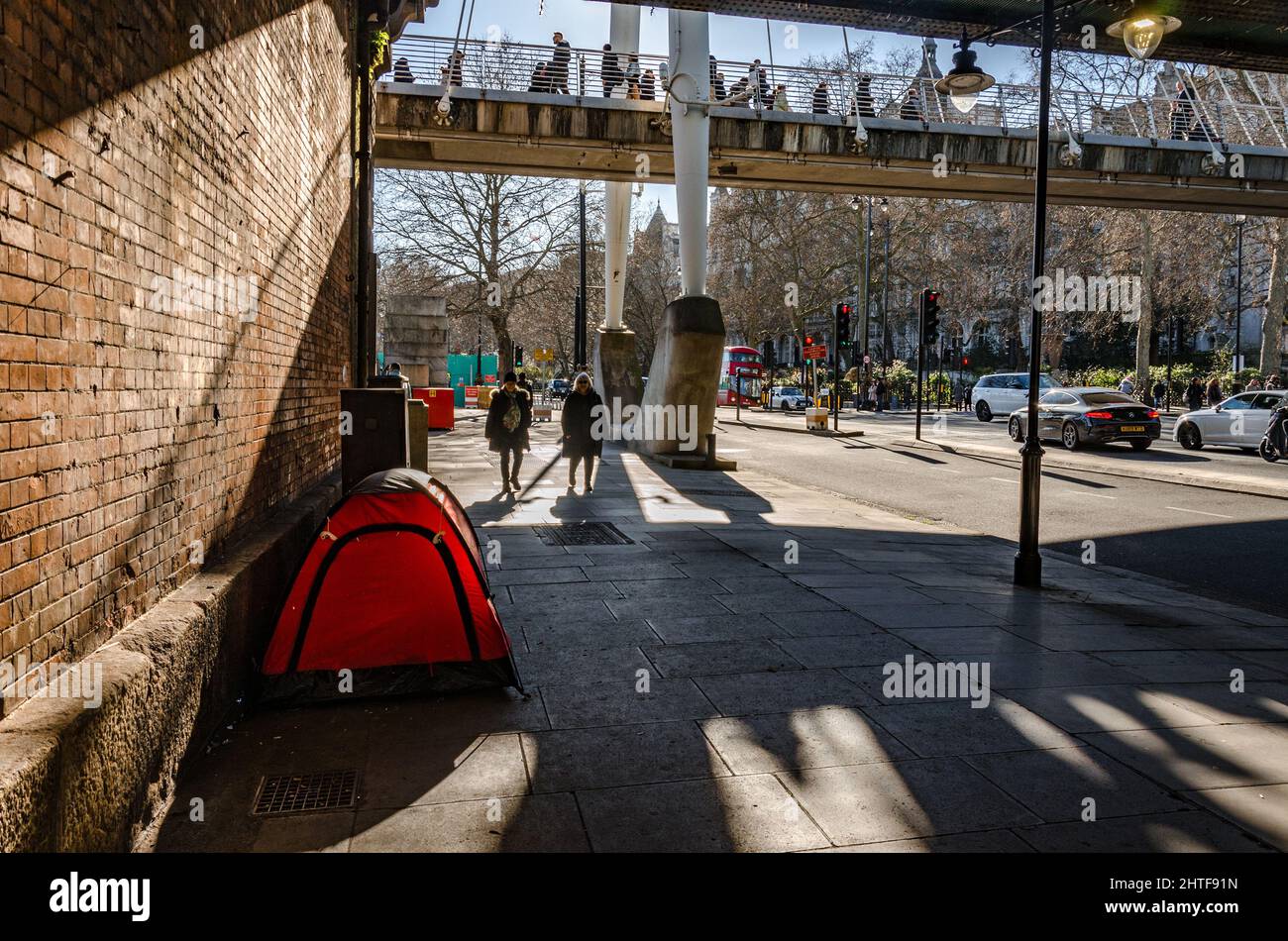 Une tente appartenant à un sans-abri, dressée sur le sentier le long de l'Embankment Victoria, sous le pont Hungerford à Londres, au Royaume-Uni Banque D'Images
