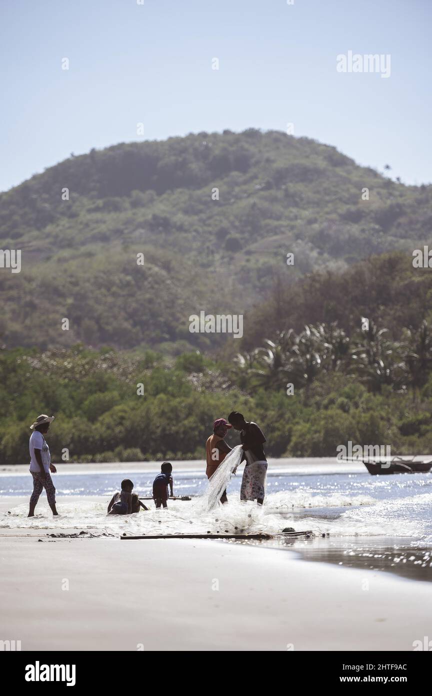 Un village de pêcheurs philippin sur la côte avec des gens de la région pêchant dans l'océan avec des filets Banque D'Images