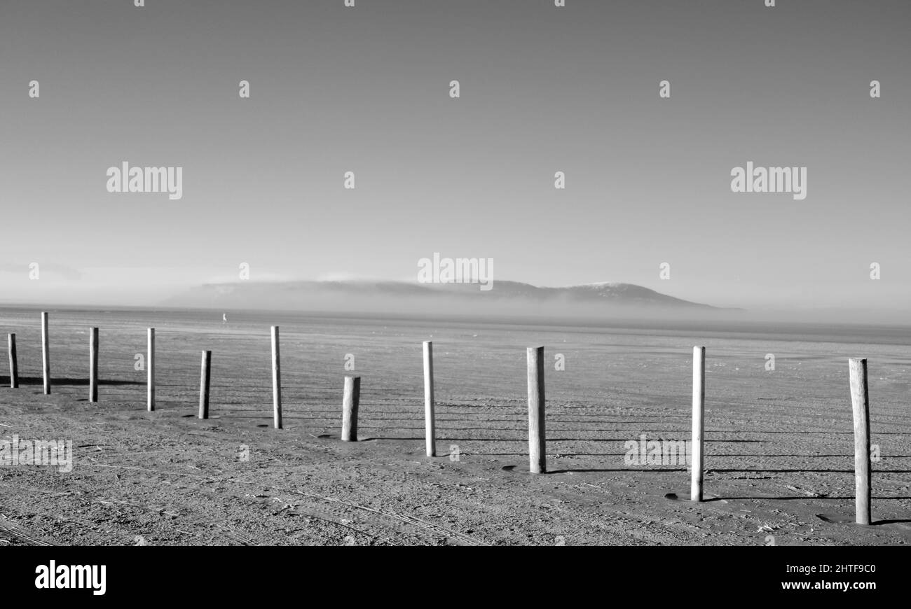 2022 janvier - matin calme avec quelques bateaux sur la plage en montée, près de Weston super Mare, dans le nord du Somerset, en Angleterre Banque D'Images