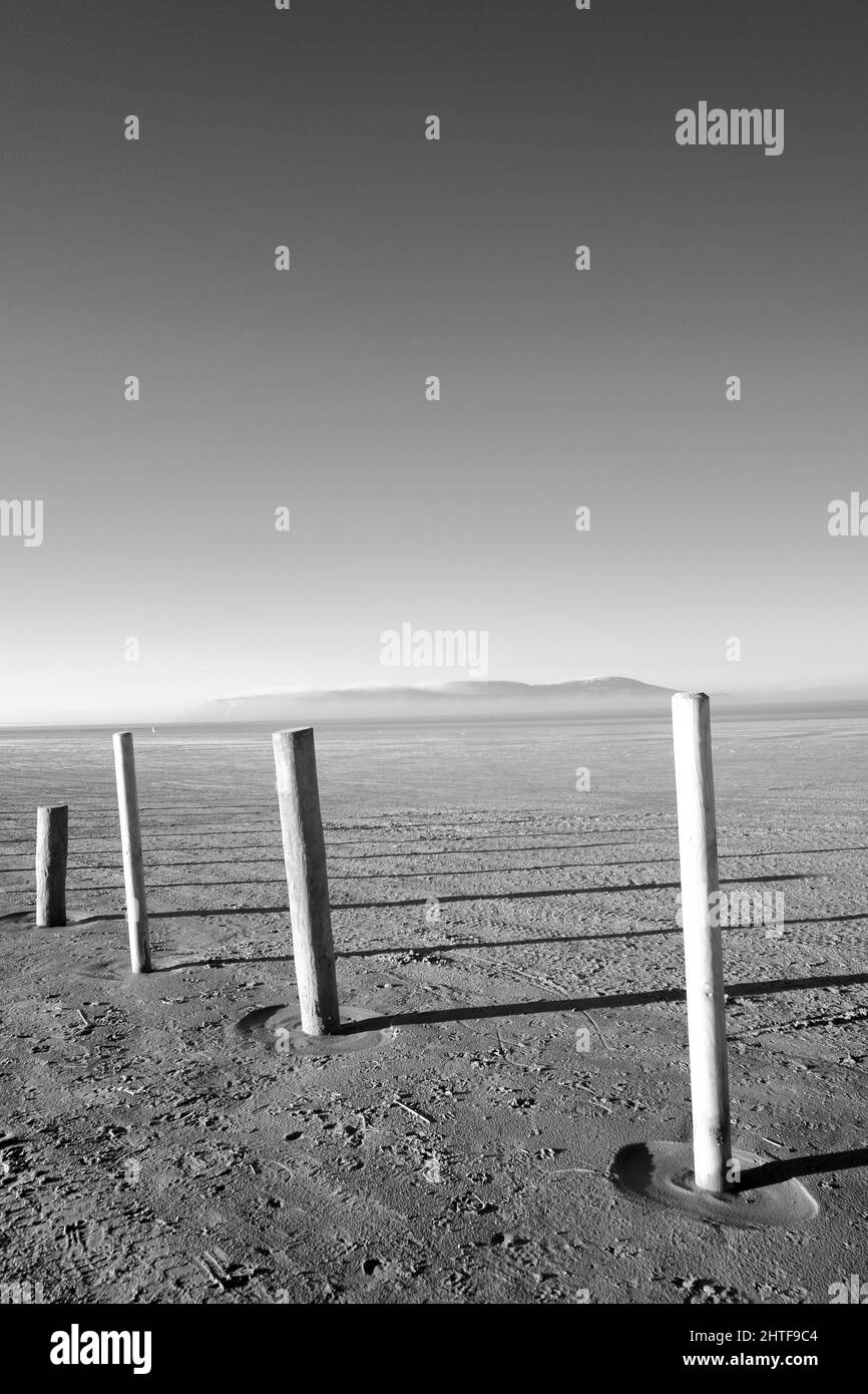 2022 janvier - matin calme avec quelques bateaux sur la plage en montée, près de Weston super Mare, dans le nord du Somerset, en Angleterre Banque D'Images