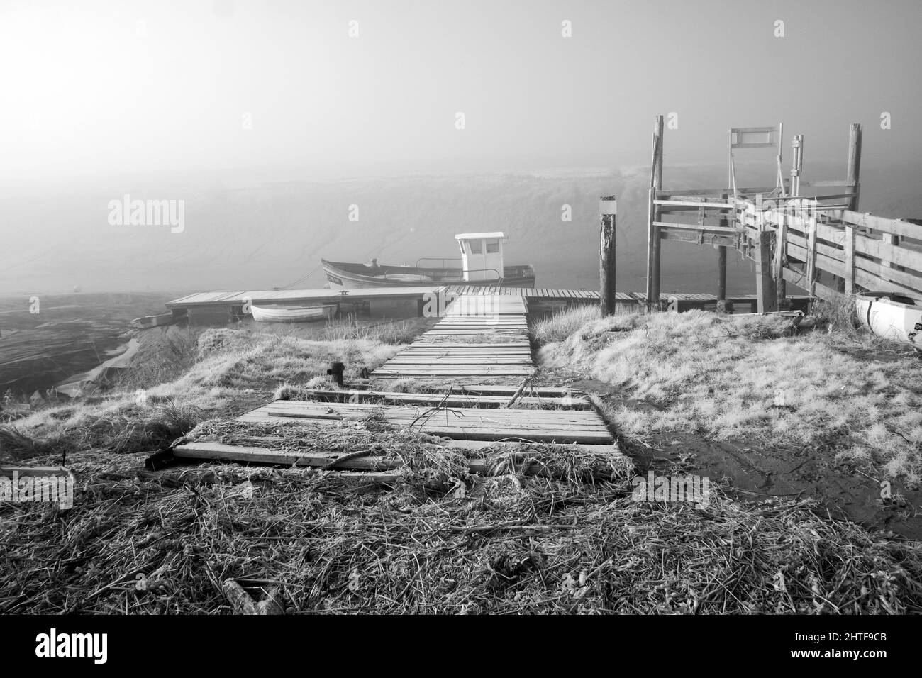 2022 janvier - matin calme avec quelques bateaux sur la plage en montée, près de Weston super Mare, dans le nord du Somerset, en Angleterre Banque D'Images