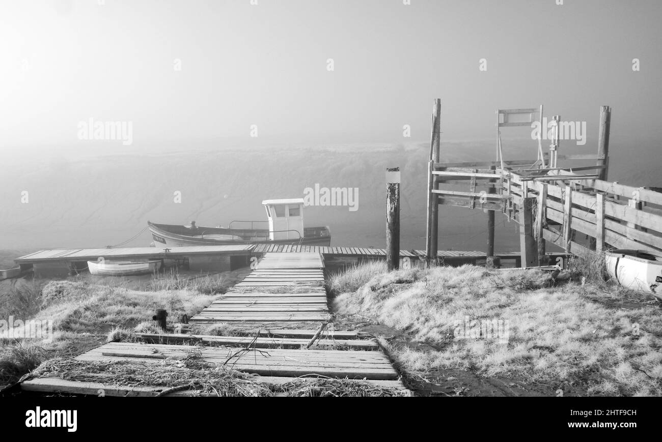 2022 janvier - matin calme avec quelques bateaux sur la plage en montée, près de Weston super Mare, dans le nord du Somerset, en Angleterre Banque D'Images