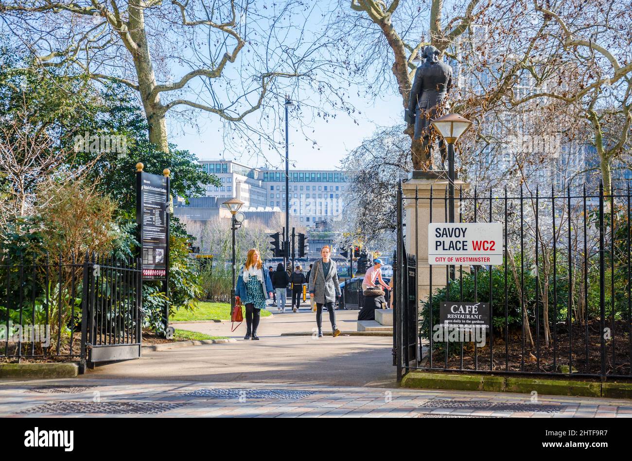 Entrée aux jardins du mémorial de Londres depuis Savoy place à Londres, Royaume-Uni Banque D'Images