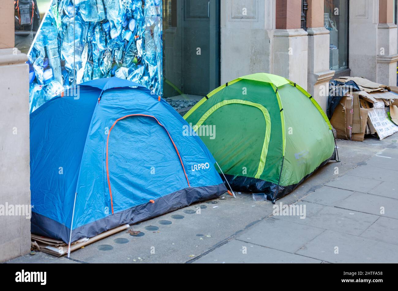 Tentes appartenant à des sans-abri sur le trottoir de Southampton Street à Couvent Garden, Londres, Royaume-Uni Banque D'Images