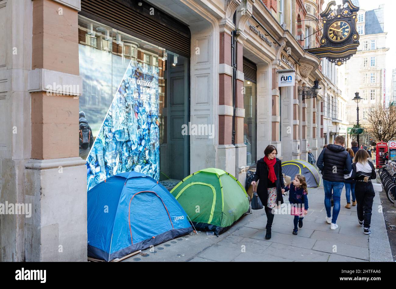 Tentes appartenant à des sans-abri sur le trottoir de Southampton Street à Couvent Garden, Londres, Royaume-Uni Banque D'Images