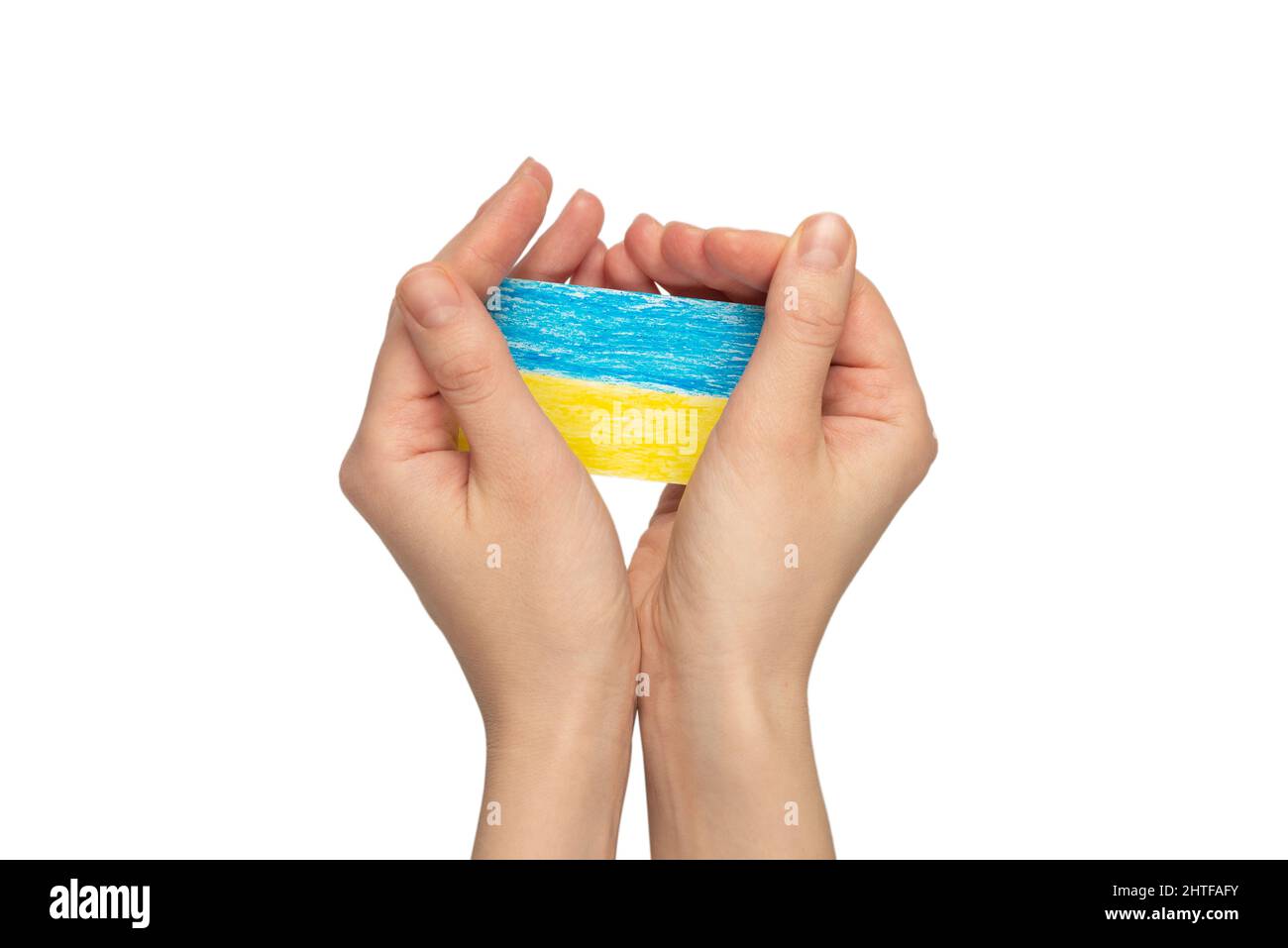 Drapeau ukrainien dans les mains des femmes isolées sur un fond blanc. Arrêter la guerre. Banque D'Images