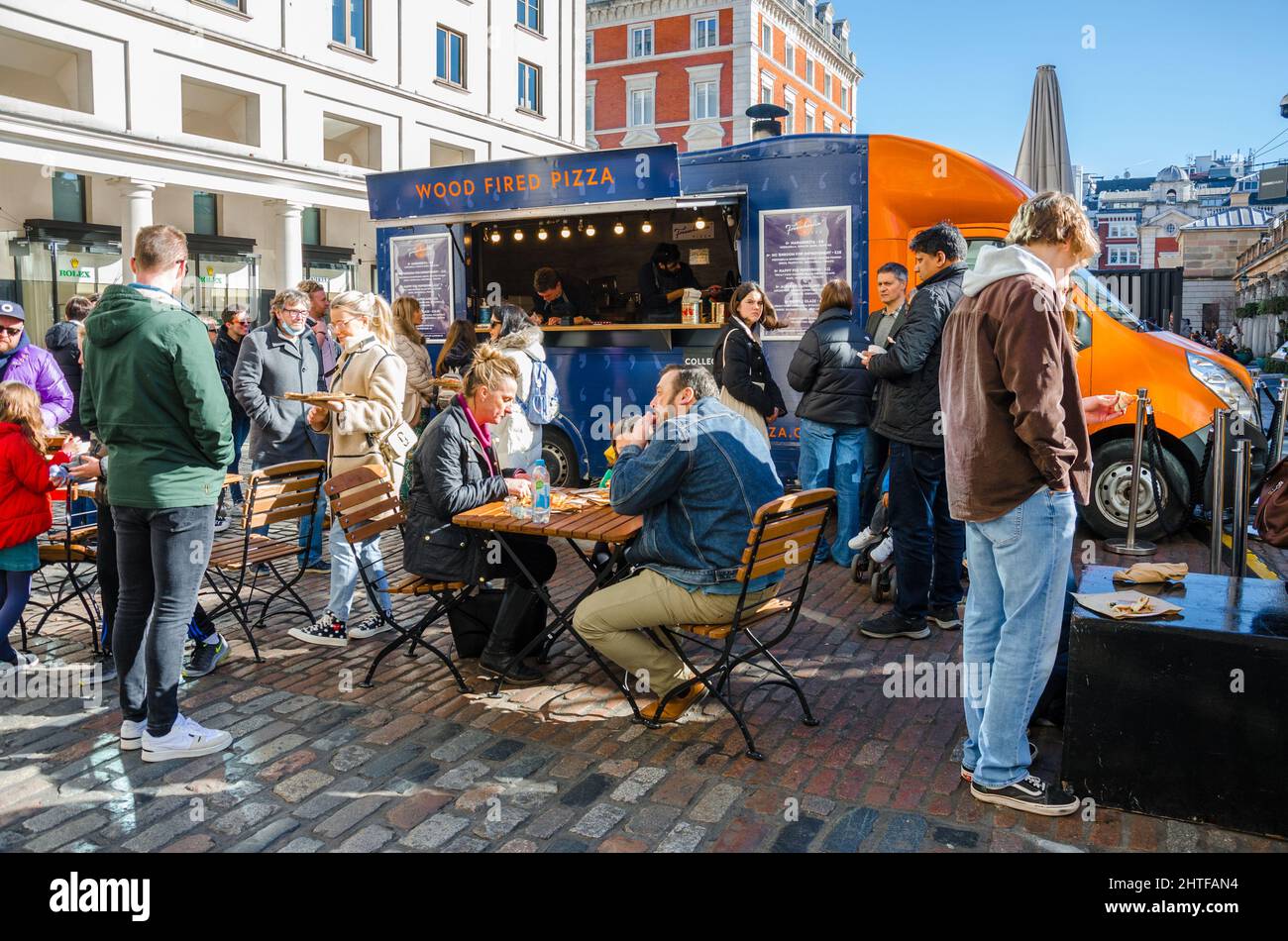 Une fourgonnette de restauration vendant des pizzas cuites au feu de bois à Covent Garden, Londres, Royaume-Uni Banque D'Images